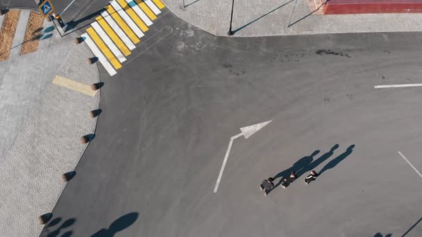 Drei athletische junge Männer, die auf der Straße rennen und Tricks vorführen. — Stockvideo