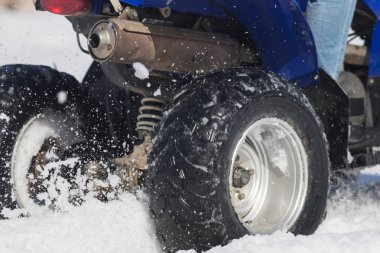 Ormanda parlak mavi bir kar motosikleti