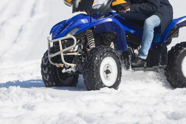 Un bosque de invierno. Una joven montando una moto de nieve azul — Foto de Stock