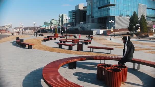 Strade urbane. Due uomini che corrono nel parco e superano le panchine — Video Stock