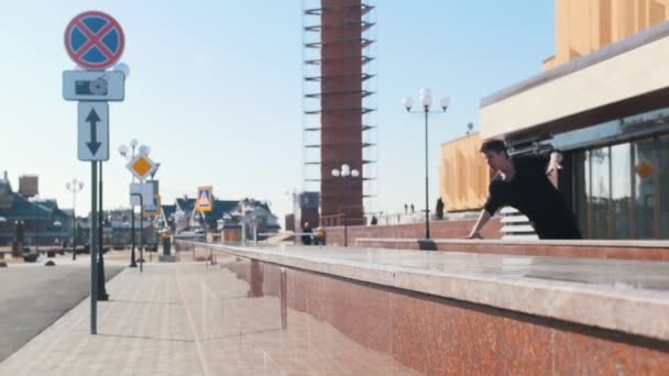 Un joven superando obstáculos en las calles urbanas — Vídeo de stock