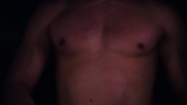 Atletik bir adam bir talk ile ellerini çırparak ve mücadele poz ayakta