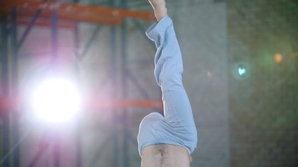 Un hombre entrenando sus habilidades de capoeira. Mostrando de pie en las manos — Vídeos de Stock