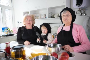 Aile krep yiyor ve mutfakta çay içiyor
