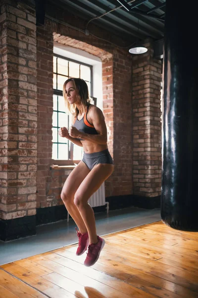 Una atleta saltando en el lugar en el gimnasio —  Fotos de Stock