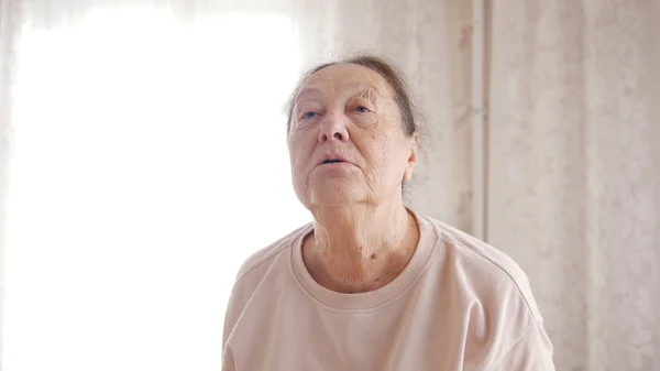 Портрет пожилой женщины в квартире — стоковое фото
