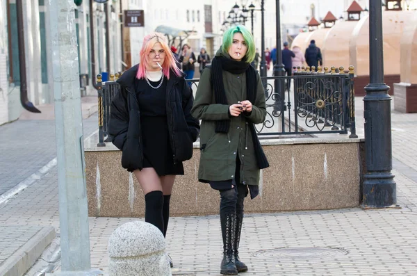 Rusko, Kazan 10-04-2019: městské ulice. Dvě mladé ženy s pestrobarevnou srstí stojící na ulici — Stock fotografie