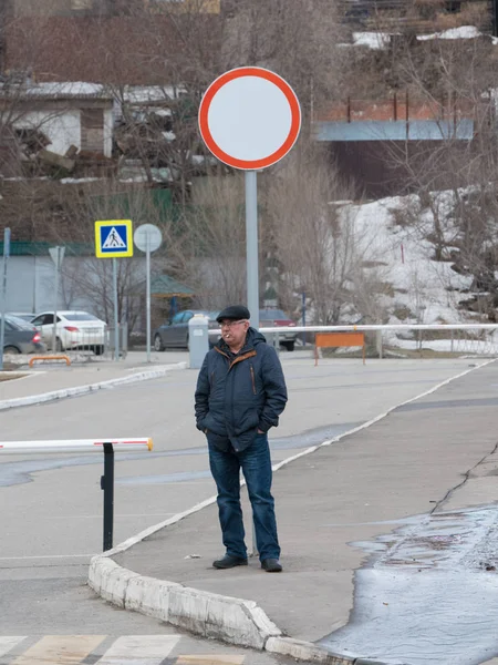 RUSSIA, KAZAN 10-04-2019: Urban streets. A typical russian man standing on the street — Stock Photo, Image