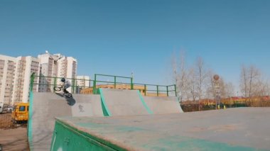 Skatepark'ta tek başına bir bmx binici