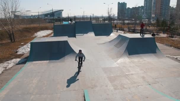 Um piloto de bmx sozinho no parque de skate — Vídeo de Stock