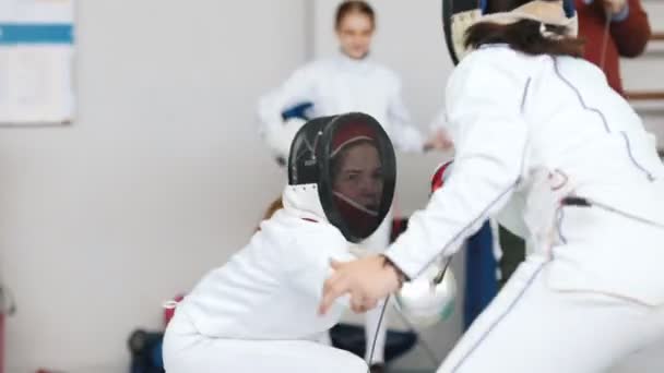 2019년 3월 27일. 카잔, 러시아 : 펜싱 대회에서 싸우는 어린 소녀 펜싱 — 비디오