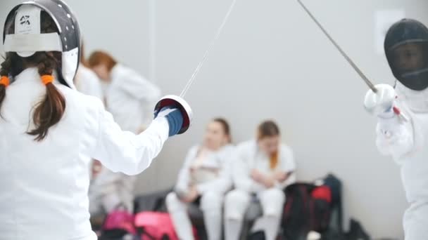 27 marca 2019. Kazań, Rosja: Little Girls Medaliści w białej odzieży ochronnej walczącej w turnieju ogrodzenia — Wideo stockowe