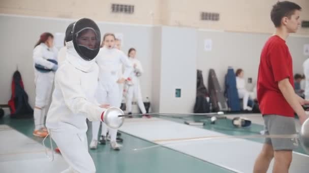 27 MARZO 2019. KAZAN, RUSSIA: Adolescenti in abiti protettivi bianchi che combattono in un torneo di scherma — Video Stock