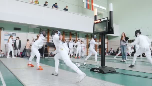 27 de março de 2019. KAZAN, RÚSSIA: Adolescentes em roupas protetoras lutando em um torneio de esgrima no salão — Vídeo de Stock