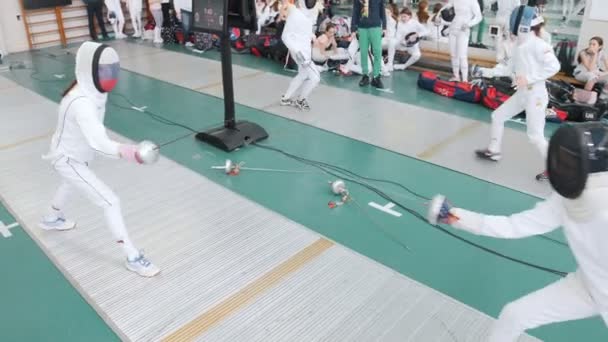 27 MARZO 2019. KAZAN, RUSIA: Esgrimistas adolescentes con ropa protectora peleando en un torneo — Vídeos de Stock