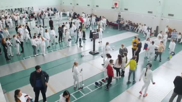 27. března 2019. Kazan, Rusko: velký turnaj ve školním sále s mnoha lidmi — Stock video