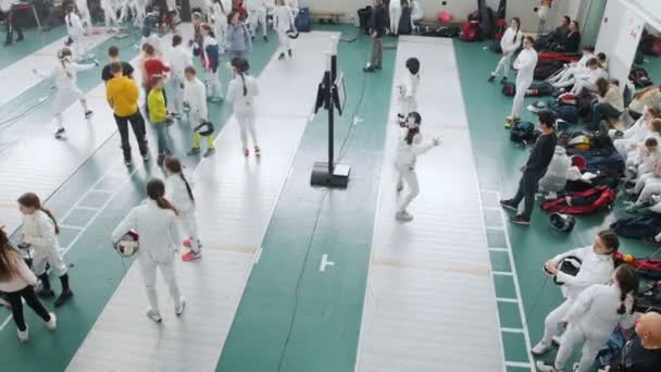 27 maart 2019. Kazan, Rusland: een groot hekwerk toernooi in de school zaal met veel mensen — Stockvideo