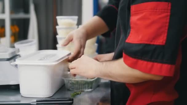 Cucina del ristorante. Uno chef ha messo il rosmarino fuori dal contenitore — Video Stock