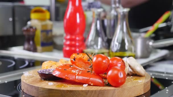 Servido legumes fritos na mesa na cozinha — Vídeo de Stock