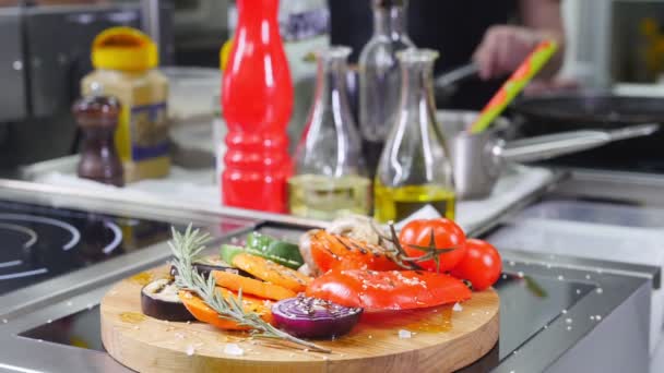 Gebakken groenten geserveerd op het houten bureau op de keuken — Stockvideo