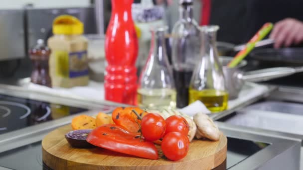 Подавать жареные овощи на деревянном столе — стоковое видео