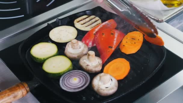 Het opwarmen van de champignons en groenten in de pan — Stockvideo