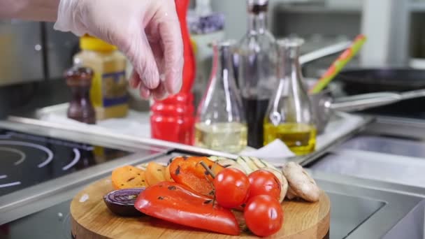 Sirve verduras fritas en el escritorio. Poner una sal marina encima — Vídeos de Stock