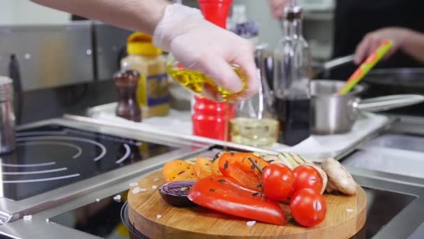 Sirve verduras fritas en el escritorio. Poner una aceituna encima — Vídeo de stock