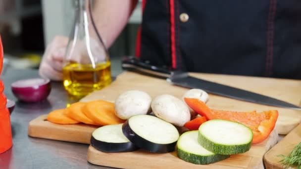 Un chef en la cocina cortó diferentes verduras — Vídeo de stock