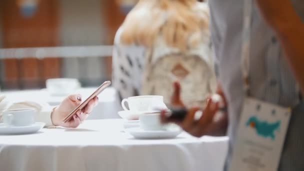 Una conferencia de negocios. Personas de pie a la mesa con copas — Vídeos de Stock