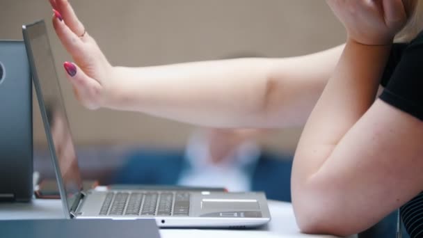 Bedrijfsconcept. Een vrouw zittend bij de laptop met touchscreen — Stockvideo