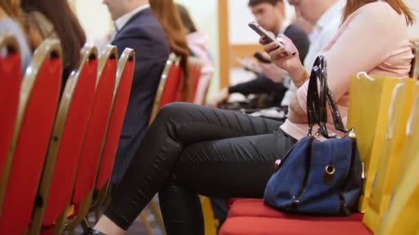 Concepto de negocio. Gente en el pasillo sentada en sus teléfonos — Vídeo de stock