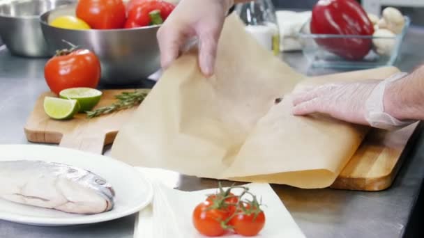 Cocina del restaurante. Un chef puso el filete en el periódico. — Vídeo de stock