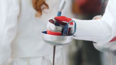 Elinde kılıç la eskrim turnuvasında genç kız
