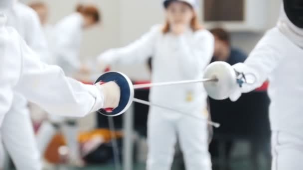 Девочки-подростки сражаются на турнире по фехтованию — стоковое видео