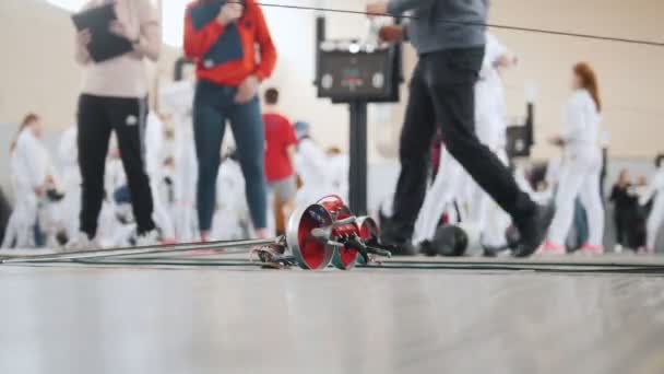 Un torneo de esgrima. Dos espadas tiradas en el suelo mientras los participantes tienen un duelo — Vídeo de stock