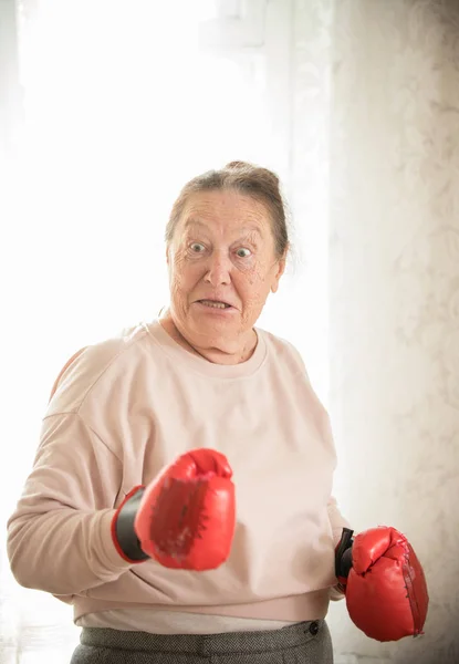 ボクシンググローブで怒っている老婆 — ストック写真
