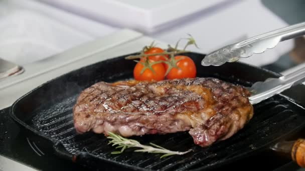 Cuisine du restaurant. Chef frire morceau de steak avec des légumes et le retourner dans la casserole — Video