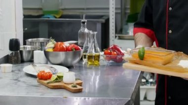 Restoran mutfağı. Şef hakkında bir ziyaretçi deniz ürünleri malzemelerle bir çorba getirmek için