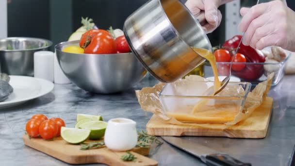 Cocina del restaurante. Chef vertiendo una sopa en el tazón de vidrio — Vídeo de stock