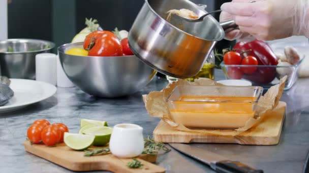 Ресторанна кухня. Шеф-кухар додає інгредієнти морепродуктів у миску з супом — стокове відео