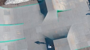 Bir kaykay parkında havadan görünüm. Profesyonel Bmx biniciler rampaları sürme