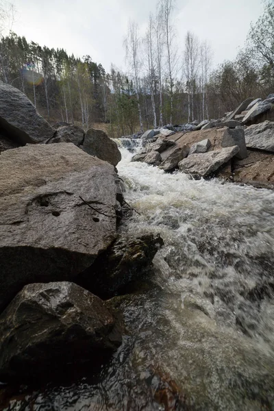 Un cours d'eau à la nature. Mouiller de gros rochers — Photo