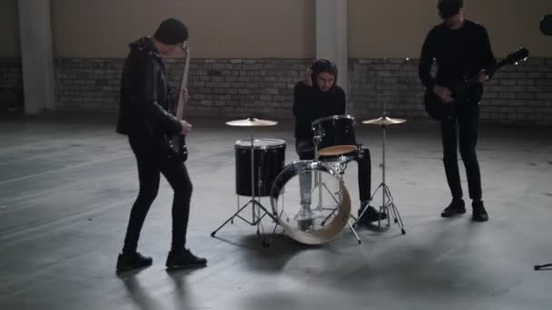 Un gruppo rock che ha una ripetizione. Messa a punto dei loro strumenti — Video Stock