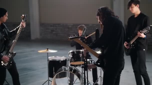 Un groupe de rock ayant une répétition . — Video