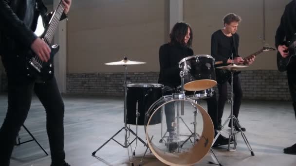Een rockgroep die een herhaling heeft. Een man met lange haren spelen drums — Stockvideo