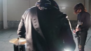 Hangarda tekrarı olan bir rock grubu. Enstrümanlarını tunlama