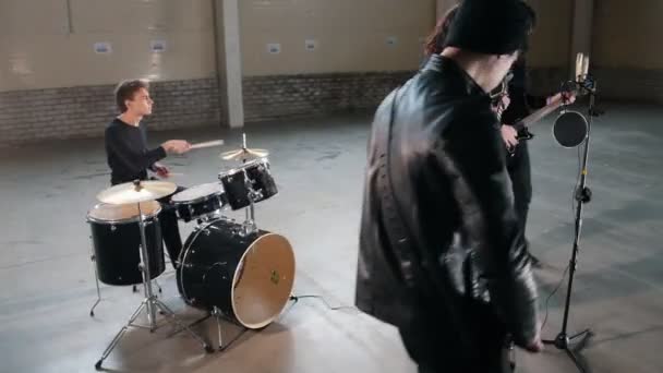 明るいハーガーで音楽を演奏する若いグループ — ストック動画