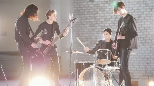 繰り返し明るいハーガーで音楽を演奏する若いグループ — ストック動画