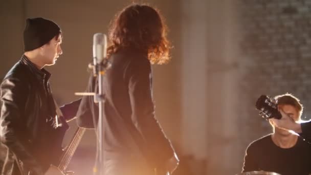 Una repetición. Un grupo joven de personas tocando música rock disfrutando de ella — Vídeos de Stock